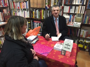 Jean Lassalle, candidat à l'élection présidentielle, a pris le temps de rencontrer ses lecteurs à la Librairie Delvaux, à Provins.